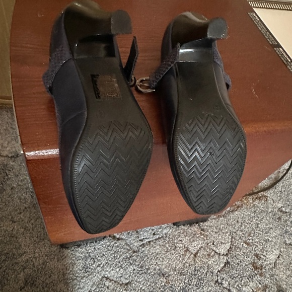 Rosolli Navy Heels - Picture 10 of 11